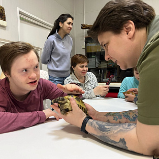 Подростки с синдромом Дауна посетили Московский зоопарк 